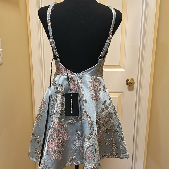 Elegant Floral Tapestry and Satin Dress - Picture 4 of 6